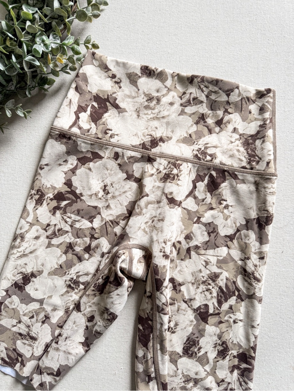 High-Waist Floral Biker Shorts in Beige Brown Size Small